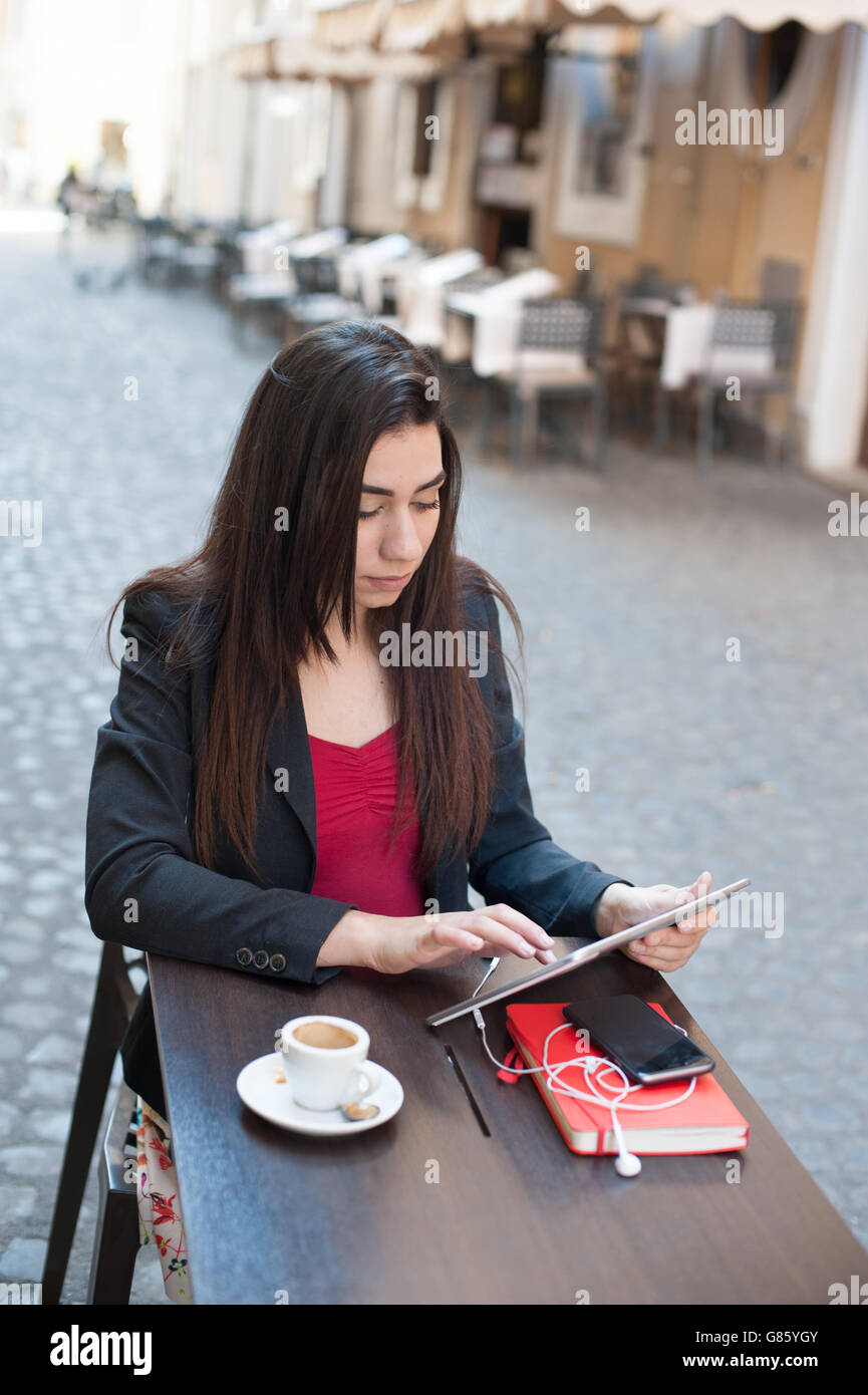 Jolie jeune femme d'affaires Café Bar à l'extérieur de travail avec téléphone mobile et tablette Banque D'Images