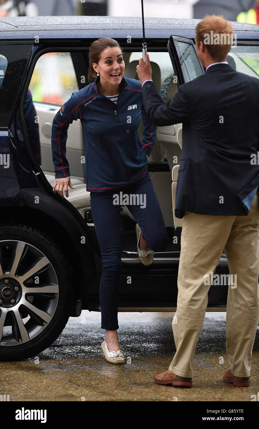 La duchesse de Cambridge se déporte de sa voiture alors qu'elle arrive dans les zones techniques de l'équipe du chantier naval historique Royal Navy, Portsmouth, lors d'une visite le deuxième jour de l'ouverture de la coupe de l'America World Series, qui se déroulera dans les eaux au large de Portsmouth. Banque D'Images