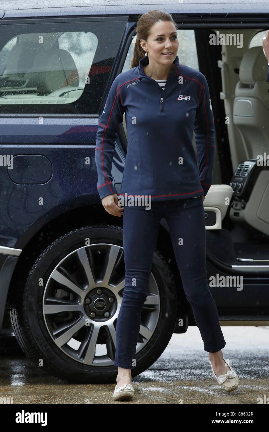 La duchesse de Cambridge se déporte de sa voiture alors qu'elle arrive dans les zones techniques de l'équipe du chantier naval historique Royal Navy, Portsmouth, lors d'une visite le deuxième jour de l'ouverture de la coupe de l'America World Series, qui se déroulera dans les eaux au large de Portsmouth. Banque D'Images