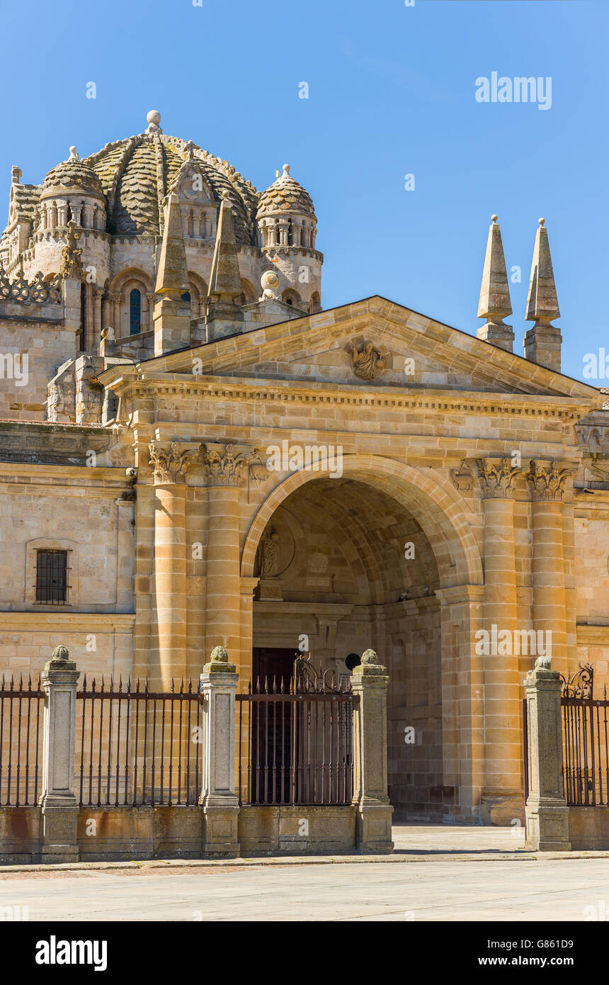 Façade principale de la cathédrale de San Salvador à Zamora, Castille et Leon. L'Espagne. Banque D'Images