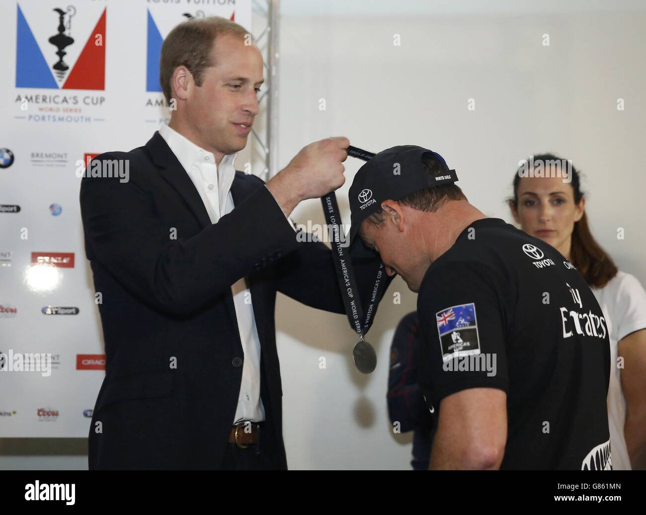 Le duc de Cambridge remet une médaille au skipper Glenn Ashby, de Emirates Team New Zealand, placé deuxième, à la fin de la deuxième journée de l'ouverture de la coupe de l'Amérique World Series, qui est mise en scène dans les eaux au large de Portsmouth. Banque D'Images