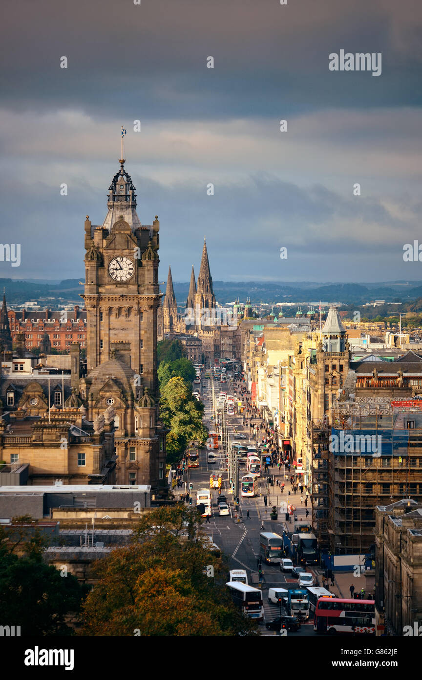 Vue sur les toits de la rue de la ville d'Edimbourg au Royaume-Uni. Banque D'Images