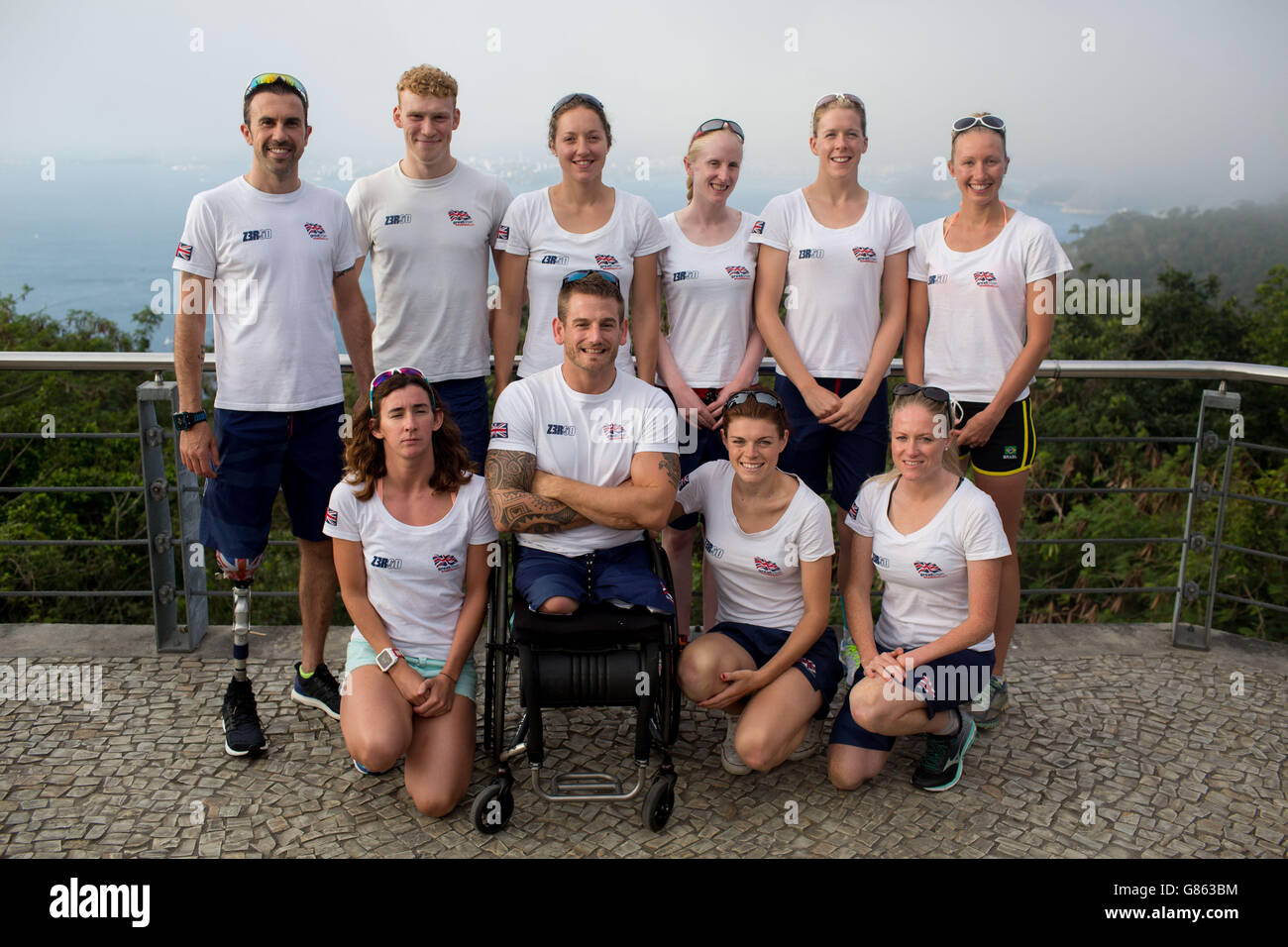 Grande-Bretagne Paratriathlon Team (rangée arrière, gauche-droite Andy Lewis, George Peasgood, Grace France, Alison Patrick,Hazel Smith, Nicole Walters.Rangée avant, rangée gauche, Melissa Reid, Joe Townsend, Lauren Steadman,Faye McClelland lors d'une visite du pain de sucre à Urca, Rio de Janeiro.APPUYEZ SUR ASSOCIATION photo.Date de publication : le mardi 4 août 2015.Le crédit photo devrait être le suivant : Mauro Pimentel/PA Wire. Banque D'Images