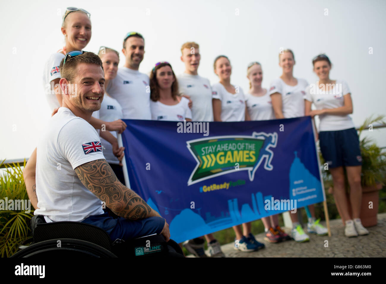 Équipe de paratriathlon de Grande-Bretagne (gauche-droite) Joe Townsend, Nicole Walters, Faye McClelland, Andy Lewis, Melissa Reid,George Peasgood, Grace France, Alison Patrick, Hazel Smith et Lauren Steadman lors d'une visite au pain de sucre à Urca, Rio de Janeiro. Banque D'Images