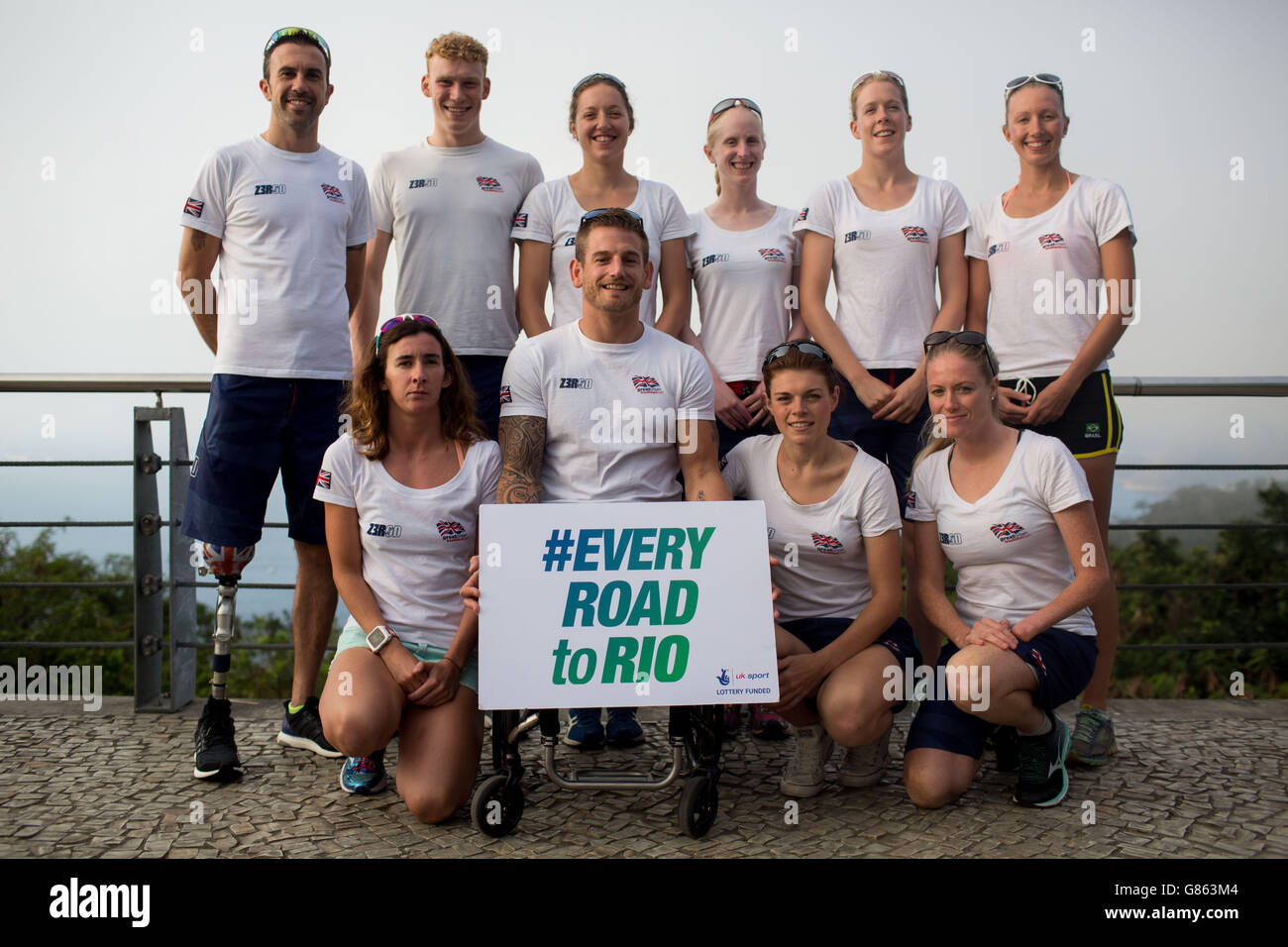 Grande-Bretagne Paratriathlon Team (rangée arrière, gauche-droite Andy Lewis, George Peasgood, Grace France, Alison Patrick,Hazel Smith, Nicole Walters.Rangée avant, rangée gauche, Melissa Reid, Joe Townsend, Lauren Steadman,Faye McClelland lors d'une visite du pain de sucre à Urca, Rio de Janeiro. Banque D'Images
