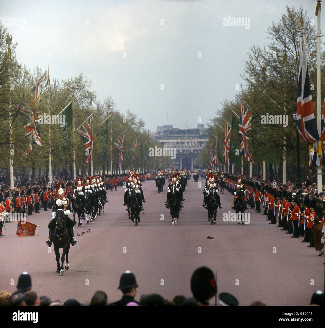 Pendant la procession le long du Mall, avec l'Arche de l'Amirauté en arrière-plan, en direction du Palais de Buckingham le premier jour de la visite d'État du roi Fayçal d'Arabie Saoudite. Banque D'Images