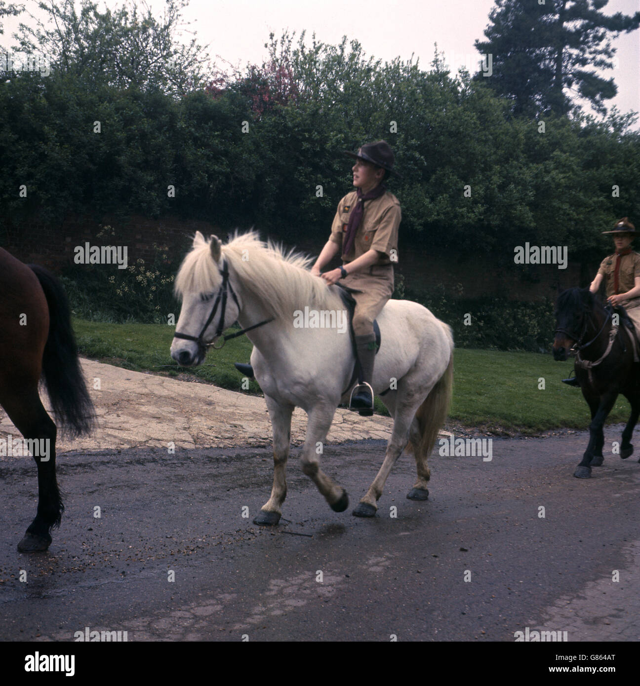 La seule troupe de scouts équestres en Grande-Bretagne, à Hadstock, près de Saffron Walden, Essex. La troupe est arrivée après que le Dr Jock Dawson, vétérinaire du ministère de l'Agriculture, a déménagé au village avec sa femme et son fils, pour trouver qu'il n'y avait pas de troupe scoute. Il en a donc fondé un. Il a décidé que la troupe devrait être montée comme il pensait que ce serait plus dans la tradition de Baden Powell. Banque D'Images