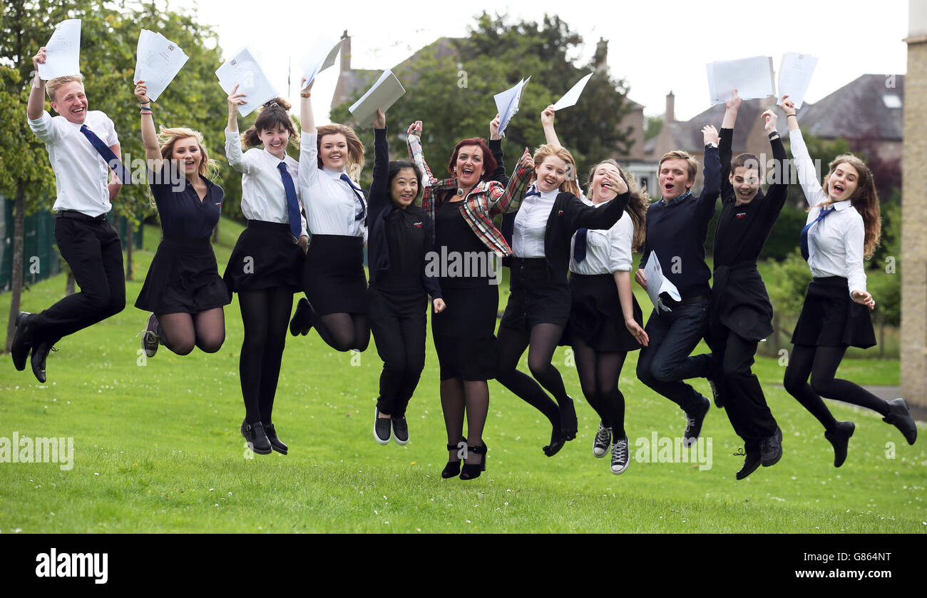Les élèves de l'école secondaire Craigmount à Édimbourg (à partir de la gauche) Lewis Watson, Sarah Ramsey, Rosie Wilson, Charlie MacKay, Ida Ho, la secrétaire à l'éducation Angela Constance, Joanna Mitchell, Jade Aimers, Duncan Bowyer, Daniel Joffe et Susie Bradley célèbrent la fête après avoir ouvert leurs résultats d'examen supérieur écossais. Banque D'Images