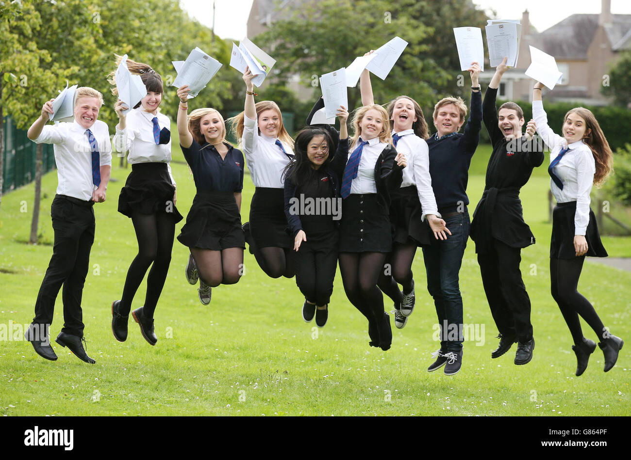 Élèves de l'école secondaire Craigmount à Édimbourg (à partir de la gauche) Lewis Watson, Rosie Wilson, Sarah Ramsey, Charlie MacKay, Ida Ho, Joanna Mitchell, Jade Aimers, Duncan Bowyer, Daniel Joffe et Susie Bradley fêtent après avoir ouvert leurs meilleurs résultats d'examen écossais. Banque D'Images