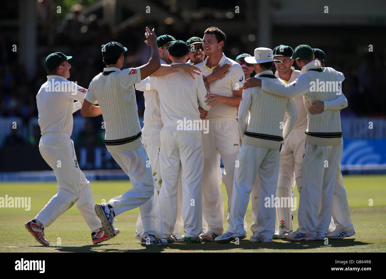 Le batteur d'Australie Josh Hazlewood célèbre la prise du cricket du batteur d'Angleterre Joe Root au cours du quatrième jour du deuxième test de Ashes d'Investec à Lord's, Londres. Banque D'Images