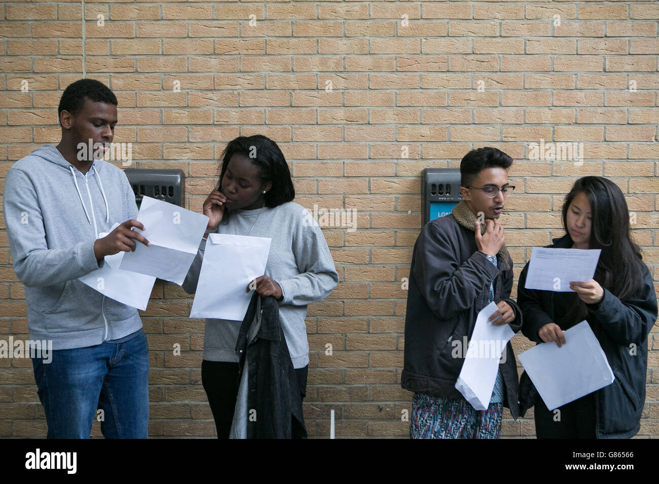 L'étudiant lit ses résultats DE niveau A au Westminster Kingsway College, King's Cross Centre, Londres. Banque D'Images