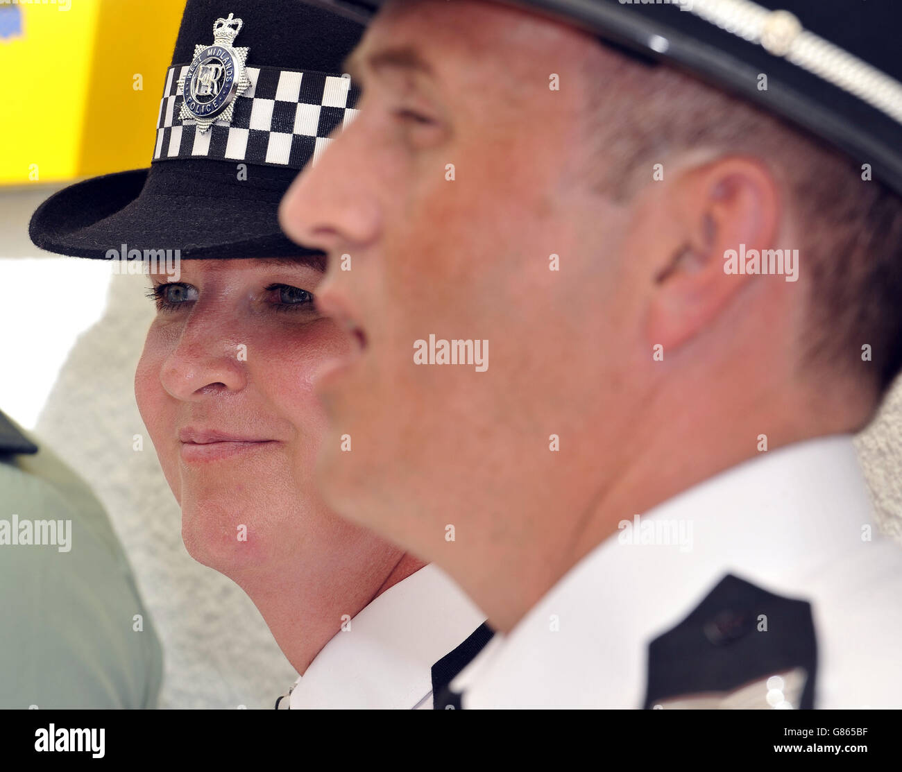 Les policiers des West Midlands, PC Martina Anderson et le Sergent Brett Williams, attendent de prendre la parole lors d'une conférence de presse à Magaluf, Majorque, Espagne, lors d'une visite d'essai, financée par le Foreign Office, pour patrouiller dans les points d'intérêt touristiques, notamment les plages, les aérogares et les centres-villes, en particulier Magaluf. Banque D'Images