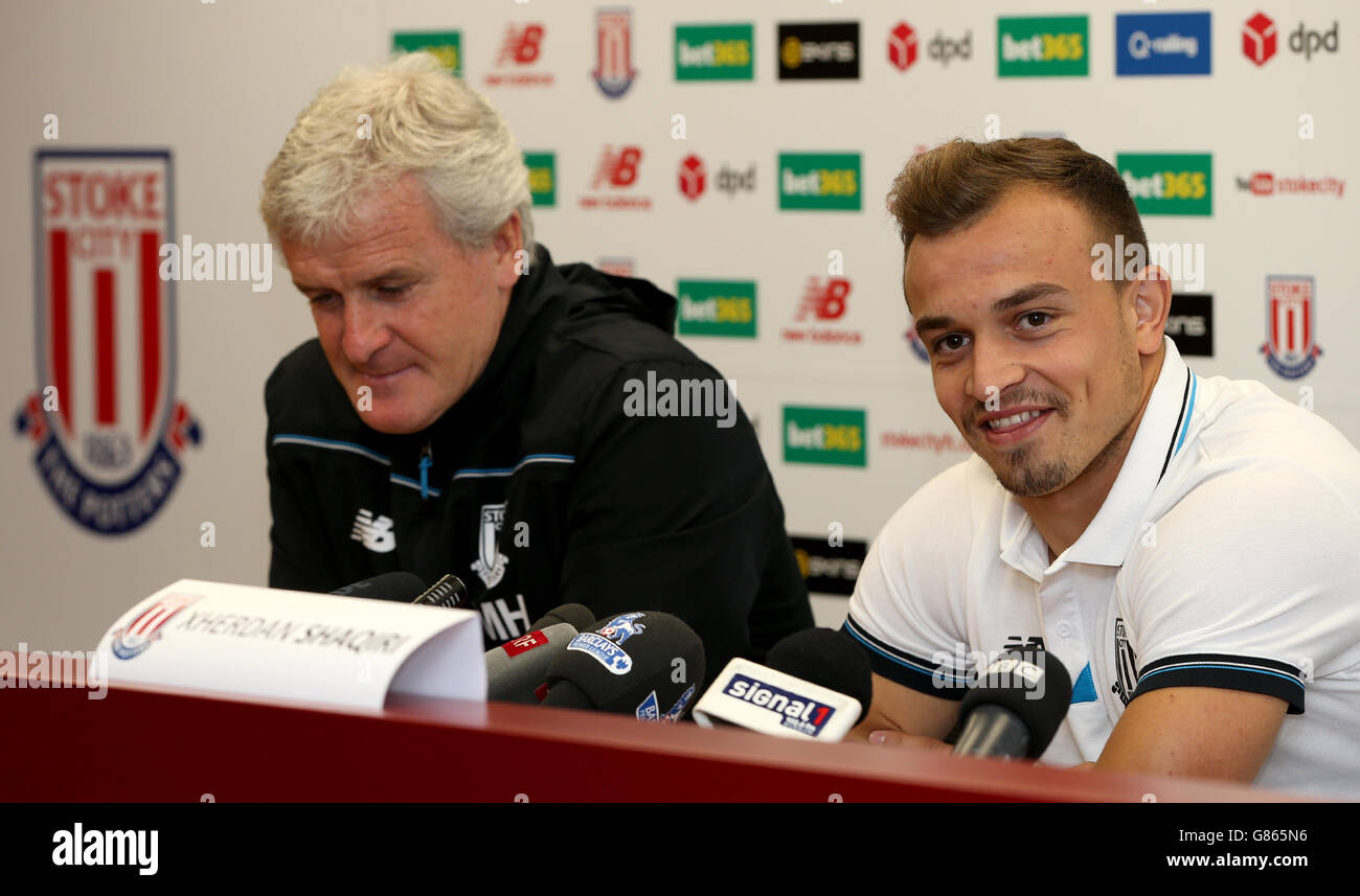 Mark Hughes, directeur de la ville de Stoke (à gauche) et Xherdan Shaqiri lors de la conférence de presse au stade Britannia, Stoke-on-Trent. Banque D'Images