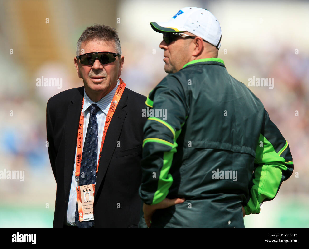 Cricket - troisième test Investec Ashes - Angleterre v Australie - troisième jour - Edgbaston.Rod Marsh discute avec l'entraîneur-chef d'Australie Darren Lehmann (à droite) avant le début de la partie de la journée Banque D'Images