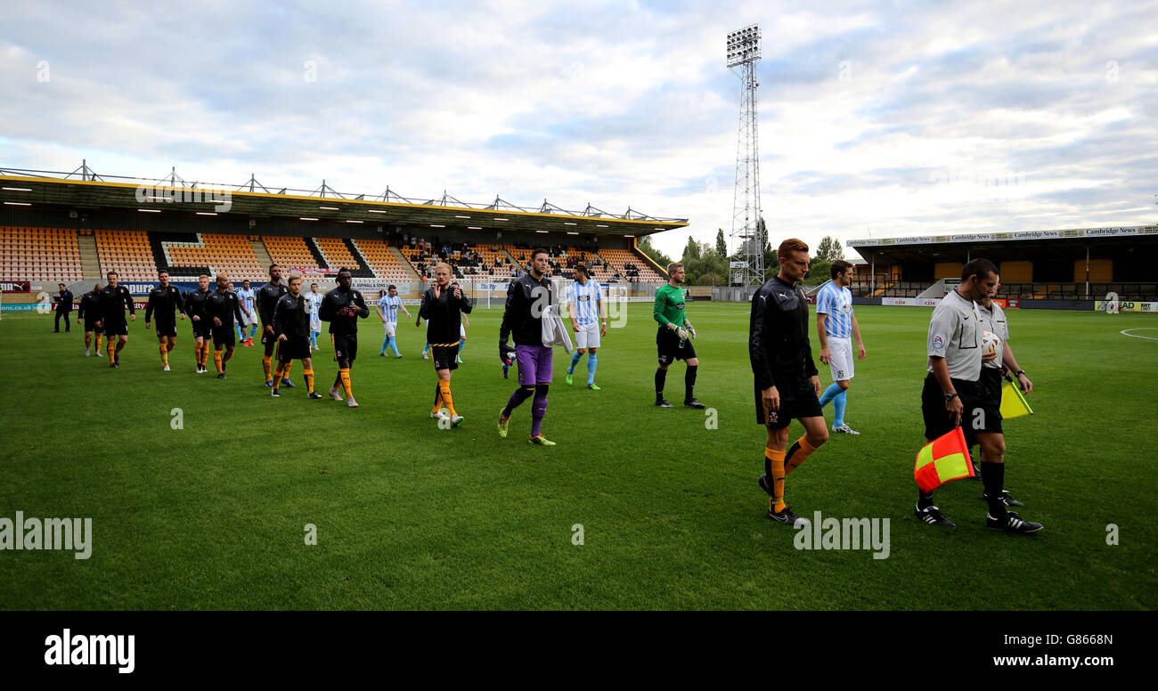 Football - pré saison amicale - Cambridge United / Coventry City - Abbey Stadium.Cambridge United et Coventry City marchent sur le terrain Banque D'Images