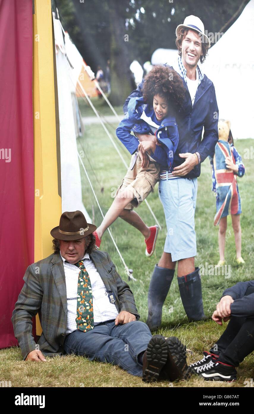 Les gens font une pause pour profiter du salon de jeux CLA (Country Landowers Association) à Harewood House, près de Leeds, West Yorkshire. Banque D'Images