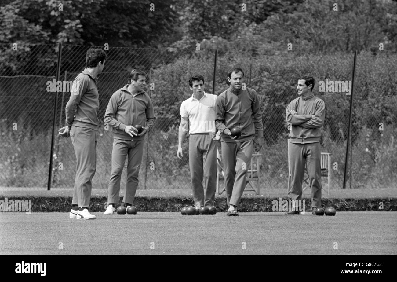 Argentine joueurs jouant des bols de pelouse pendant une journée de congé à Birmingham. Carmelo Simeone est dans le haut blanc. Banque D'Images