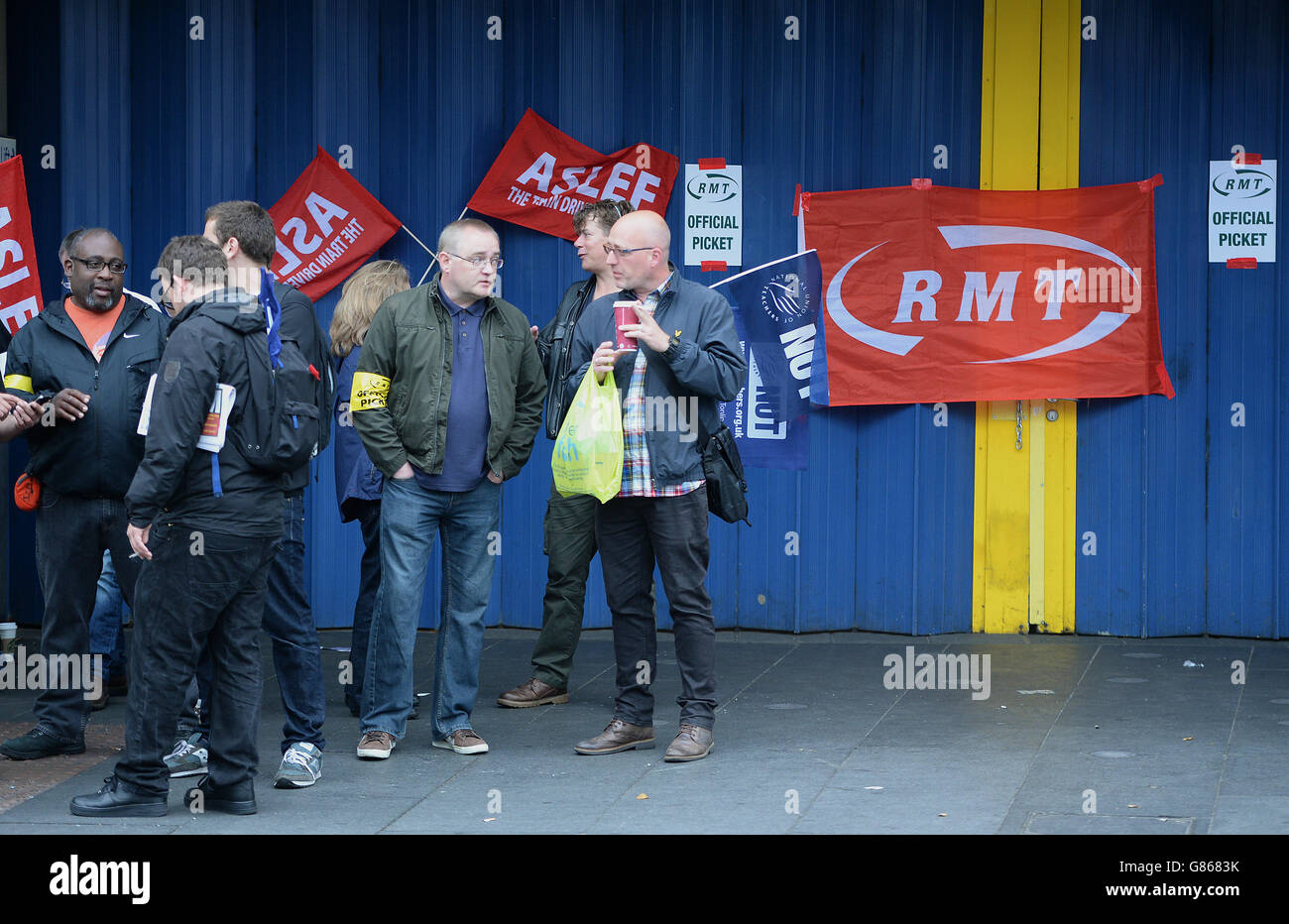 Les membres du RMT tiennent un piquet à l'extérieur de la station de métro Brixton, Londres, alors que les navetteurs et les touristes font face à un jour de chaos de voyage en raison d'une grève qui a fermé le métro. Banque D'Images