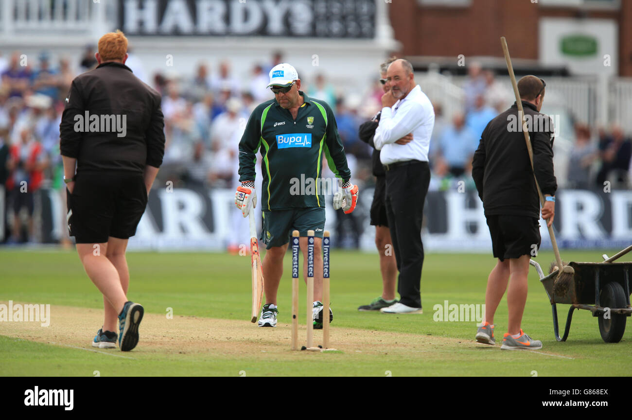 Darren Lehmann, entraîneur en chef de l'Australie, se présente pour inspecter le cricket après que son équipe ait été emmenée en 60 pendant la première journée du quatrième test Investec Ashes à Trent Bridge, Nottingham. Banque D'Images