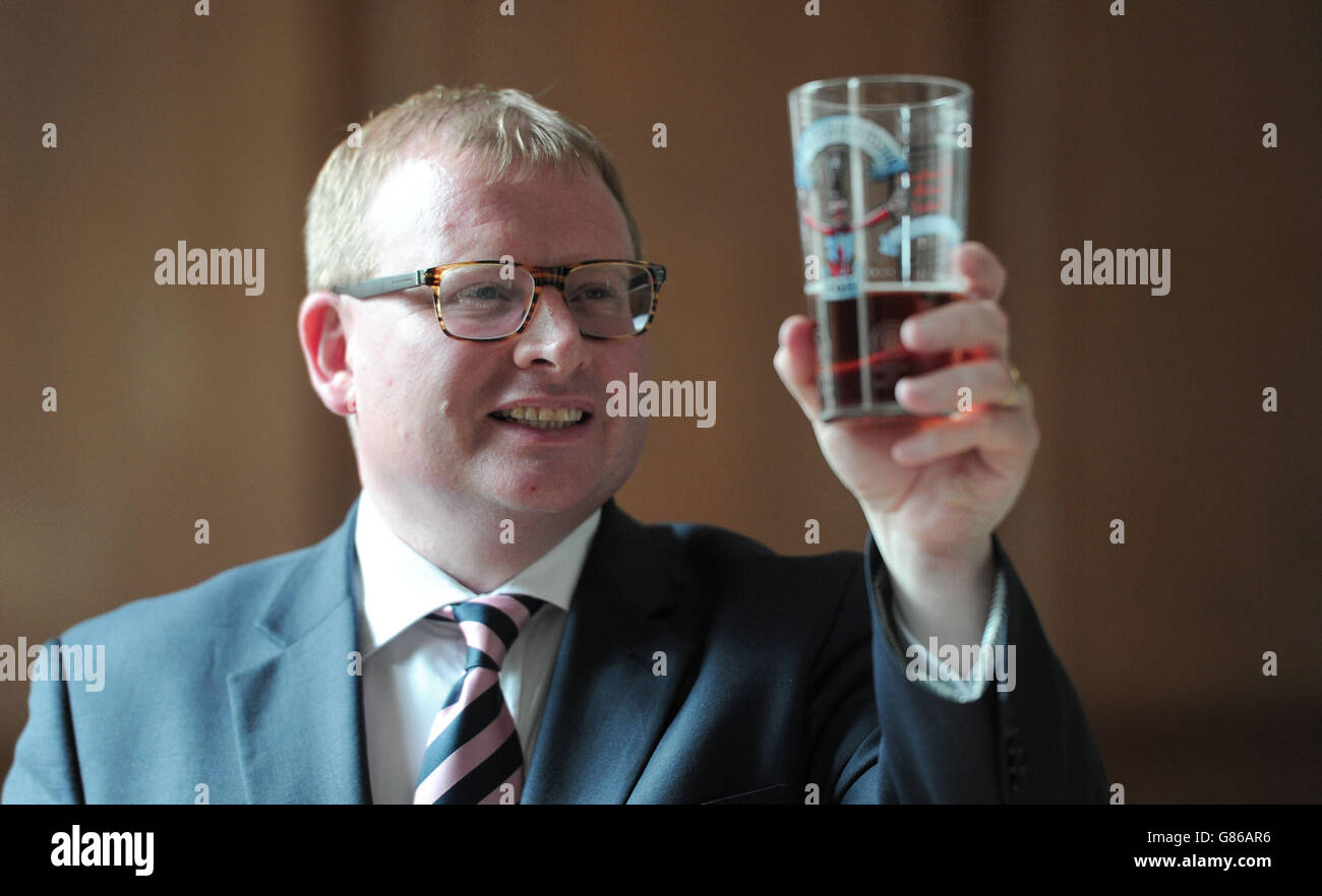 Pubs le ministre Marcus Jones (à gauche) participe au processus de jugement lors du Great British Beer Festival annuel organisé par la campagne pour Real Ale (CAMRA) à Olympia à Londres. Banque D'Images