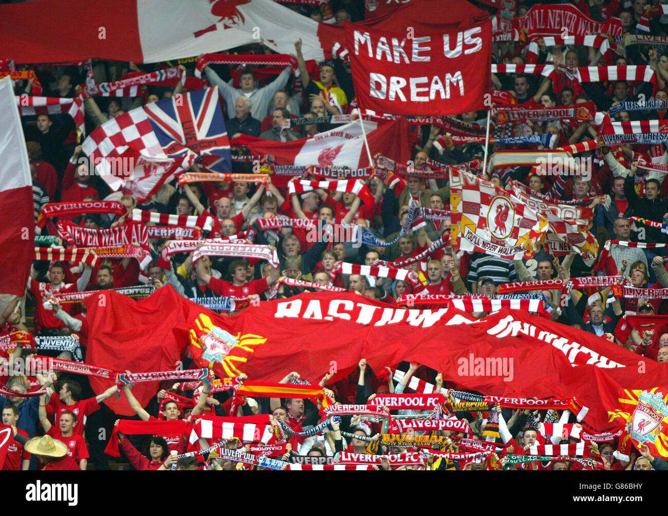 Les supporters de Liverpool au célèbre Kop applaudissent Liverpool. Banque D'Images