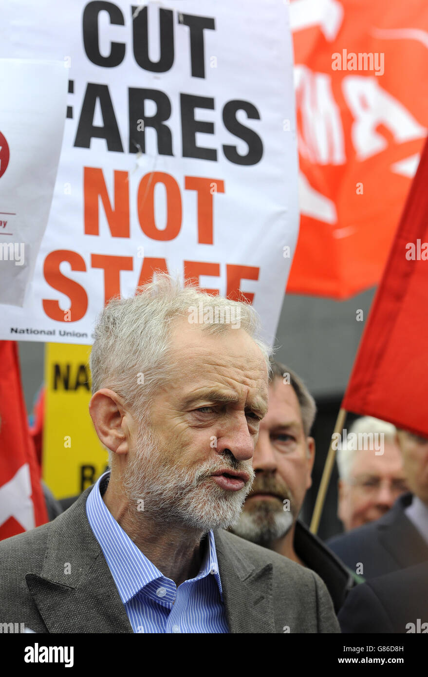 Jeremy Corbyn, le candidat à la direction du parti travailliste, dévoile ses plans pour un réseau ferroviaire public intégré à la gare de Kings Cross à Londres. Banque D'Images