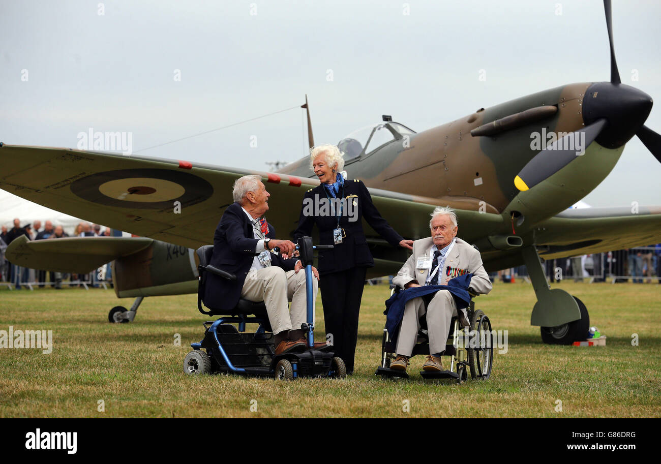 La pilote auxiliaire du transport aérien de la Seconde Guerre mondiale Mary Ellis (au centre) parle à d'autres anciens combattants alors que 22 Spitfire et 4 avions d'ouragan se rassemblent à l'aérodrome de Biggin Hill dans le Kent pour commémorer le 75e anniversaire de la journée la plus difficile, considéré comme le point tournant de la bataille d'Angleterre en 1940. Banque D'Images