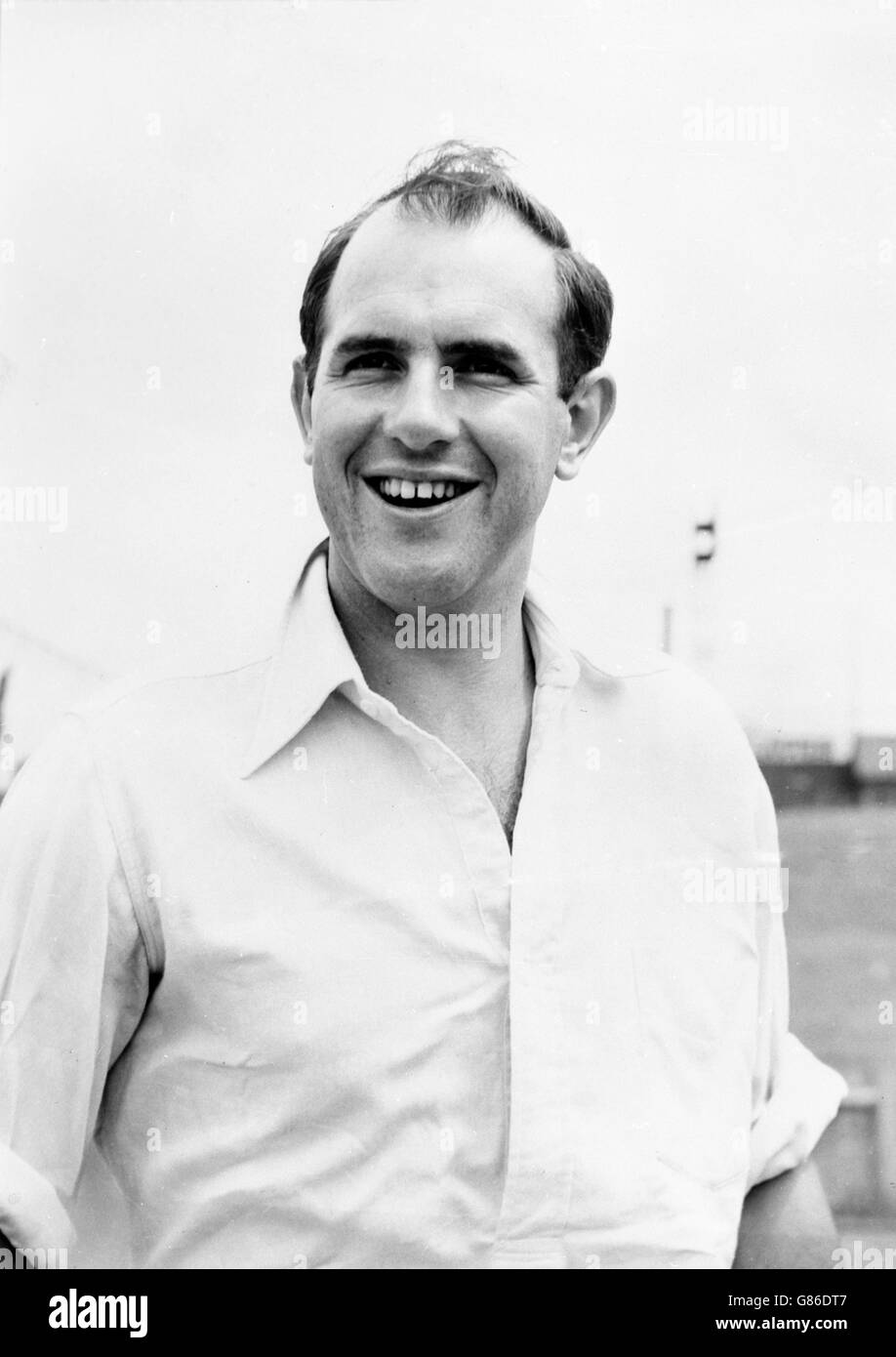 Colin McDonald, de Victoria, ouvre un batteur pour l'Australie dans le test final contre l'Angleterre à Melbourne. Banque D'Images