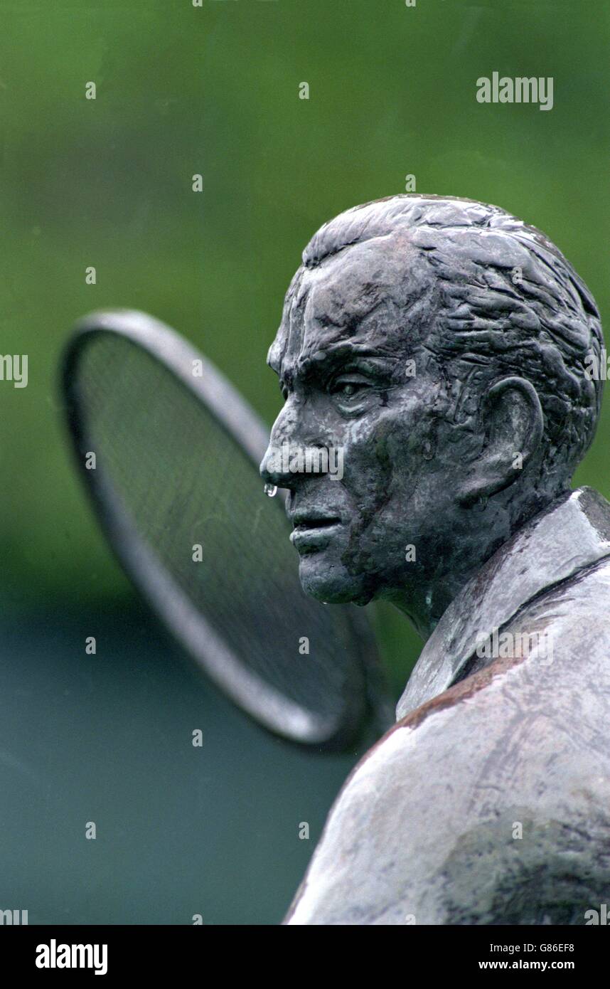 Tennis - Wimbledon. Statue de Fred Perry sous la pluie à Wimbledon Banque D'Images