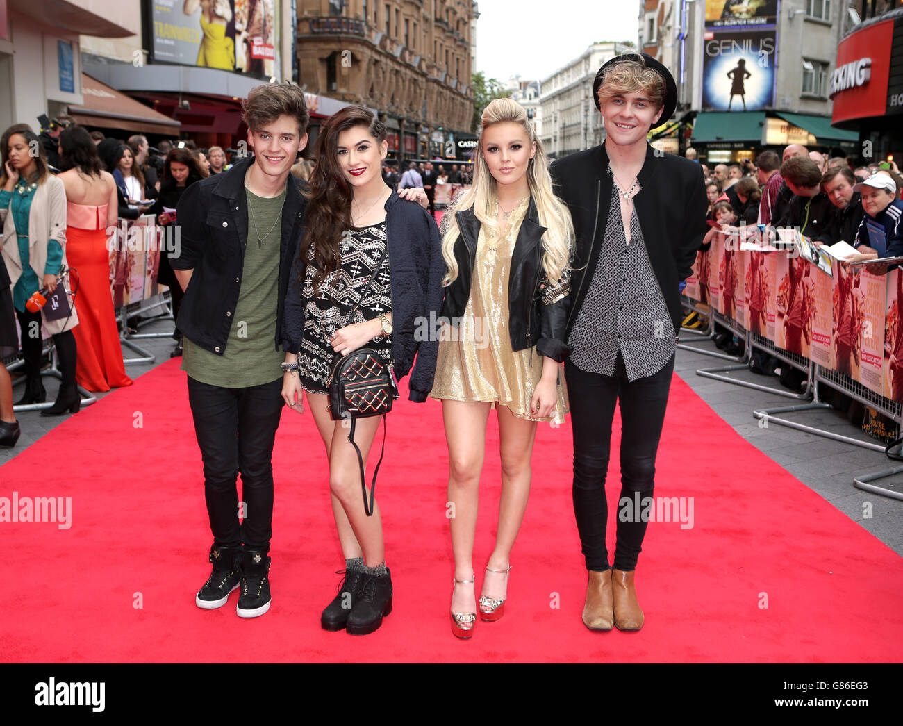 (De gauche à droite) Charlie George, Parisa Tarjomani, Betsy-Blue English et Michael Bromley des seuls jeunes participant à la première mondiale du film de Bad Education, tenue à vue West End, Cranbourn Street, Londres. APPUYEZ SUR ASSOCIATION photo. Date de la photo: Jeudi 20 août 2015. Le crédit photo devrait se lire: Daniel Leal-Olivas/PA Wire Banque D'Images