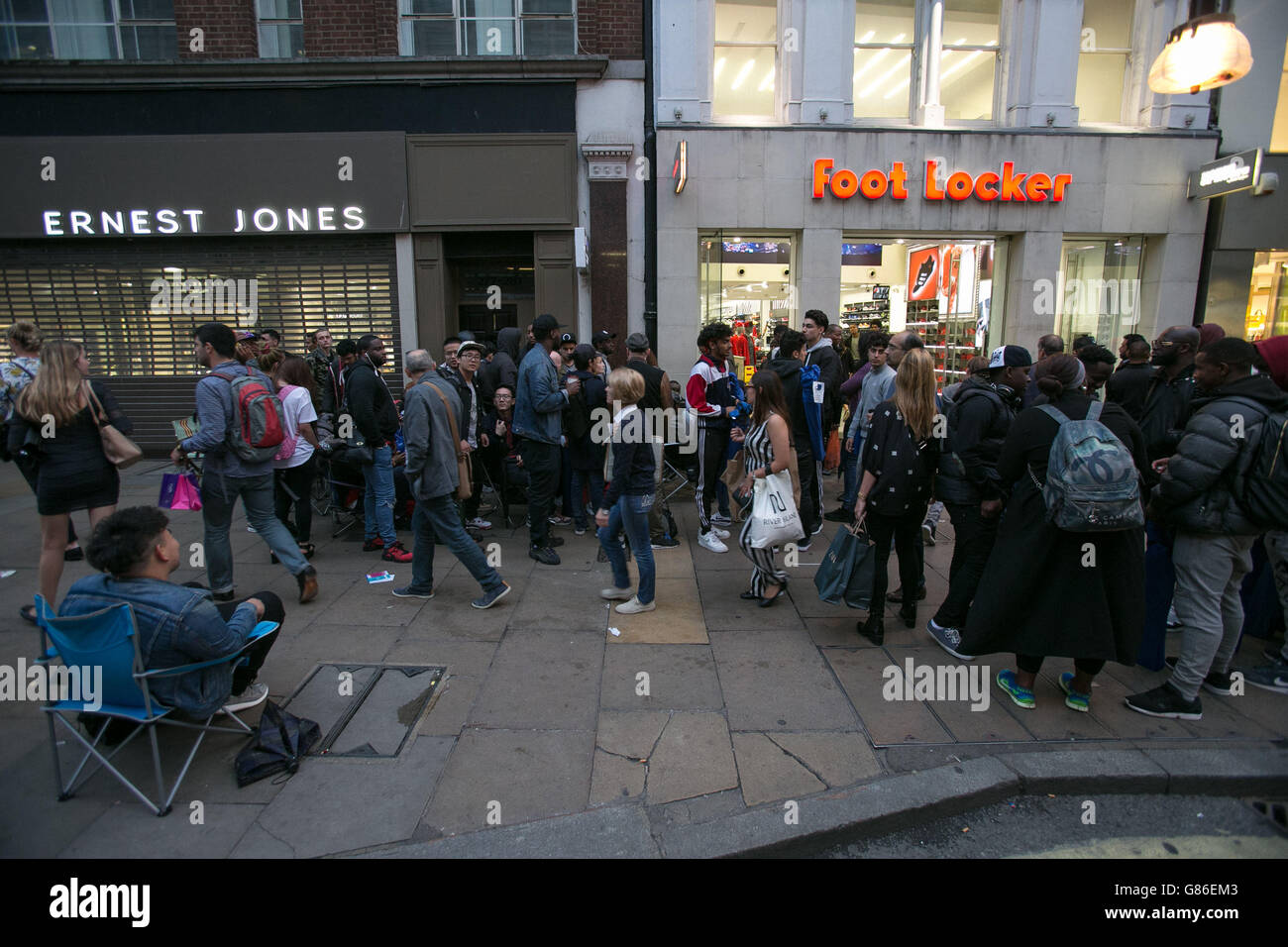 Des gens font la queue devant un magasin foot Locker à Oxford Street,  Londres, en attendant la nouvelle sortie de l'Adidas Yeezy Boost 350, conçu  par Kanye West qui est sorti samedi