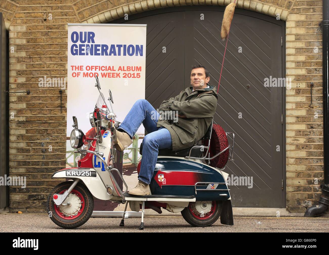 Phil Daniels est réuni avec le scooter Lambretta à Soho, Londres, avec lequel il est apparu dans 'Quadrophénia' pour marquer la sortie de 'Our Generation', un album de compilation de 75 classiques Mod, en amont de la semaine Mod qui se déroule du 24 au 31 août 2015. Banque D'Images