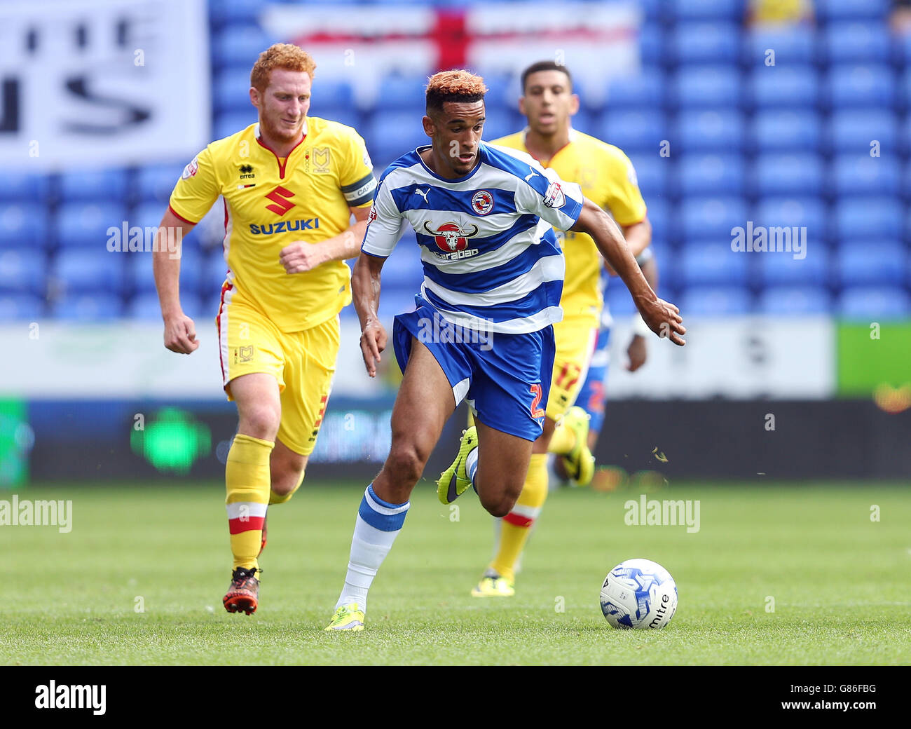Football - Championnat de pari de ciel - lecture v Milton Keynes dons - Madejski Stadium.Nick Blackman et Dean Lewington de MK dons Banque D'Images