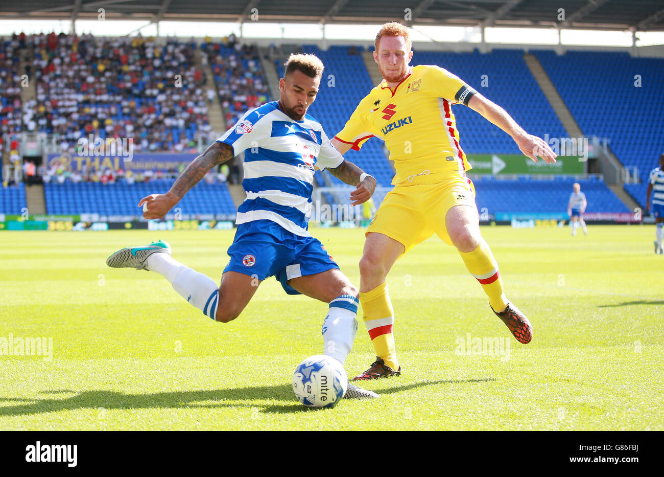 Football - Championnat de pari de ciel - lecture v Milton Keynes dons - Madejski Stadium. Lisez Danny Williams et Dean Lewington de MK Dons Banque D'Images