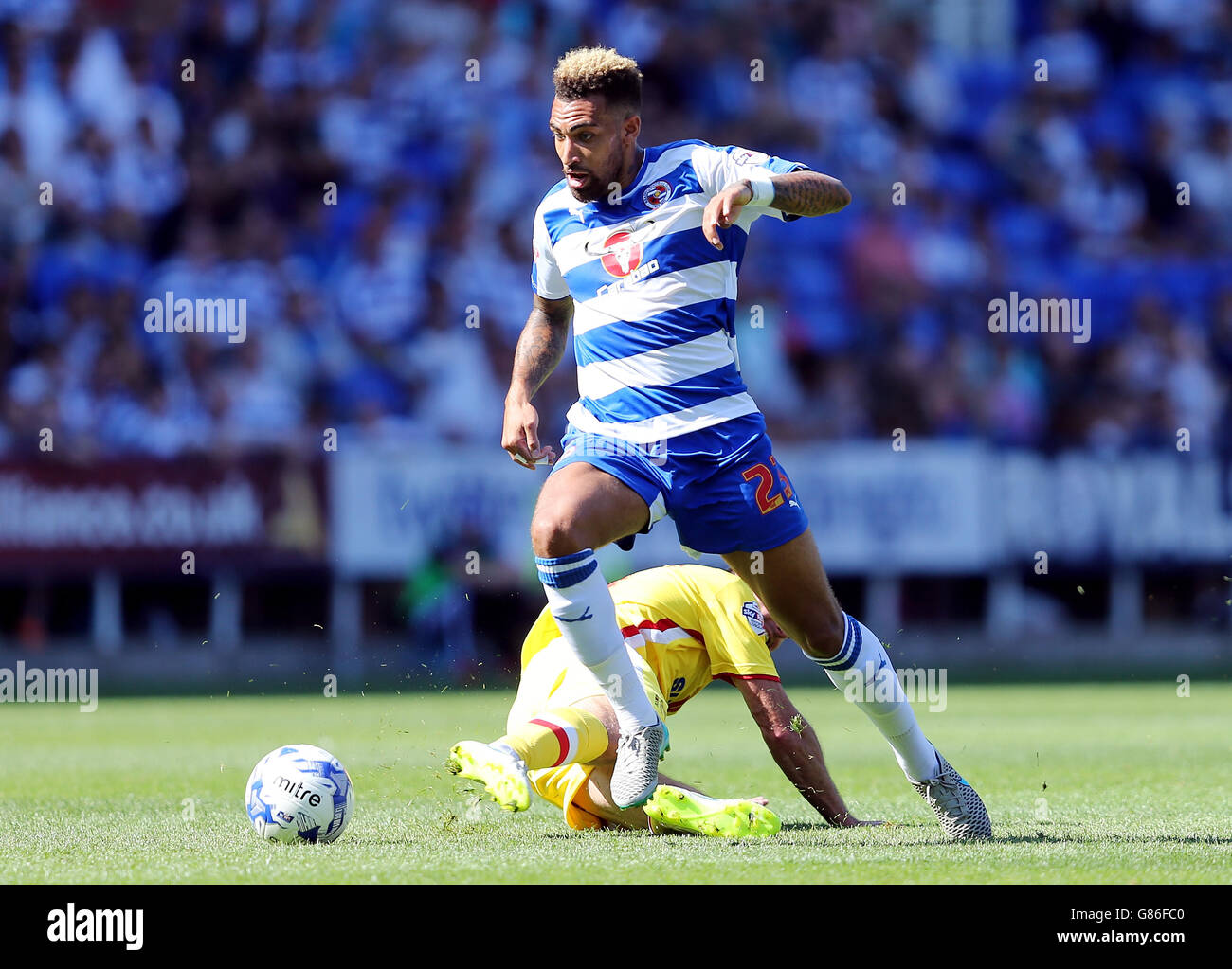 Football - Championnat de pari de ciel - lecture v Milton Keynes dons - Madejski Stadium. Lisez Danny Williams et Darren Potter de MK Dons Banque D'Images