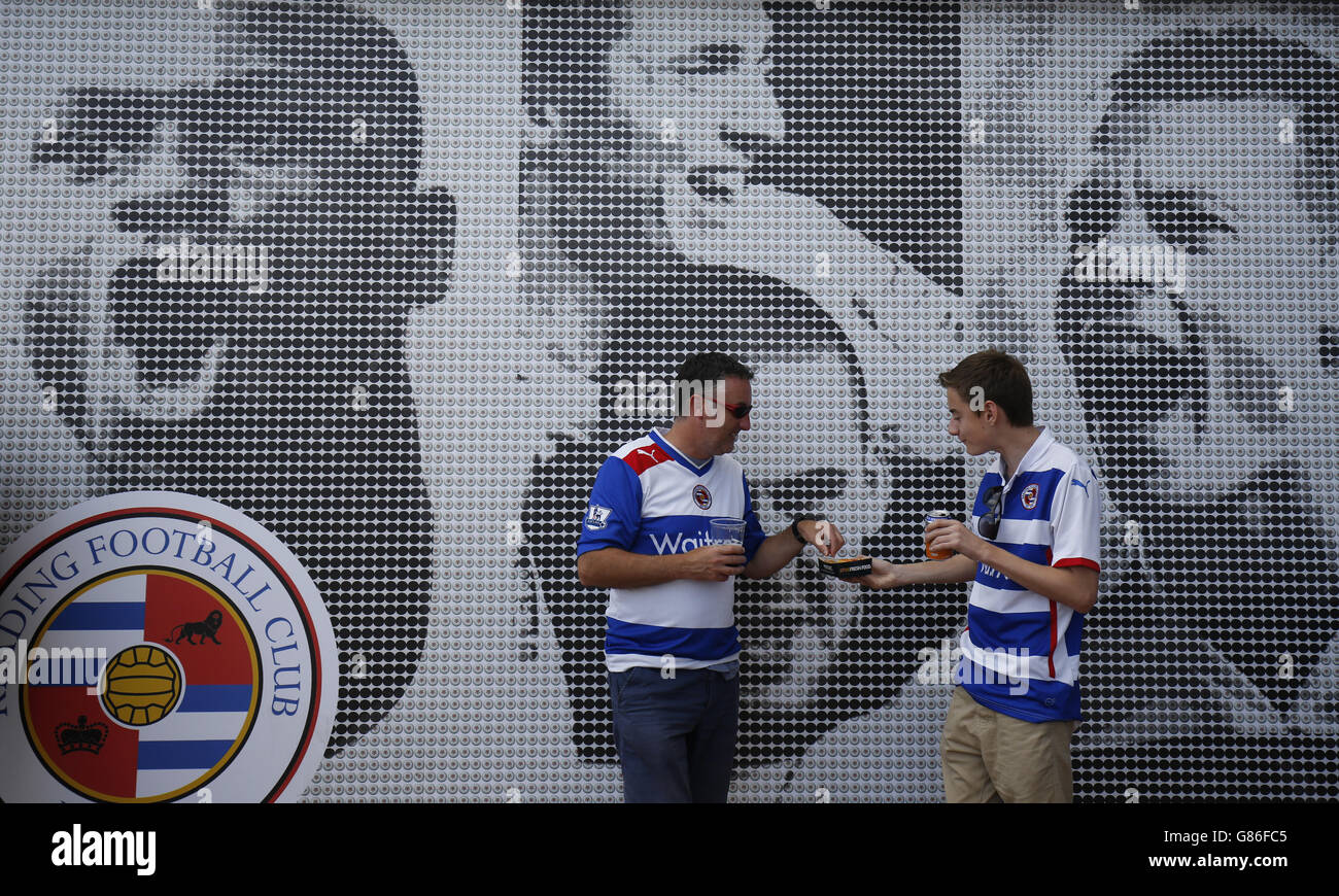 Les fans apprécient un en-cas au soleil avant le match Entre lecture et MK dons Banque D'Images