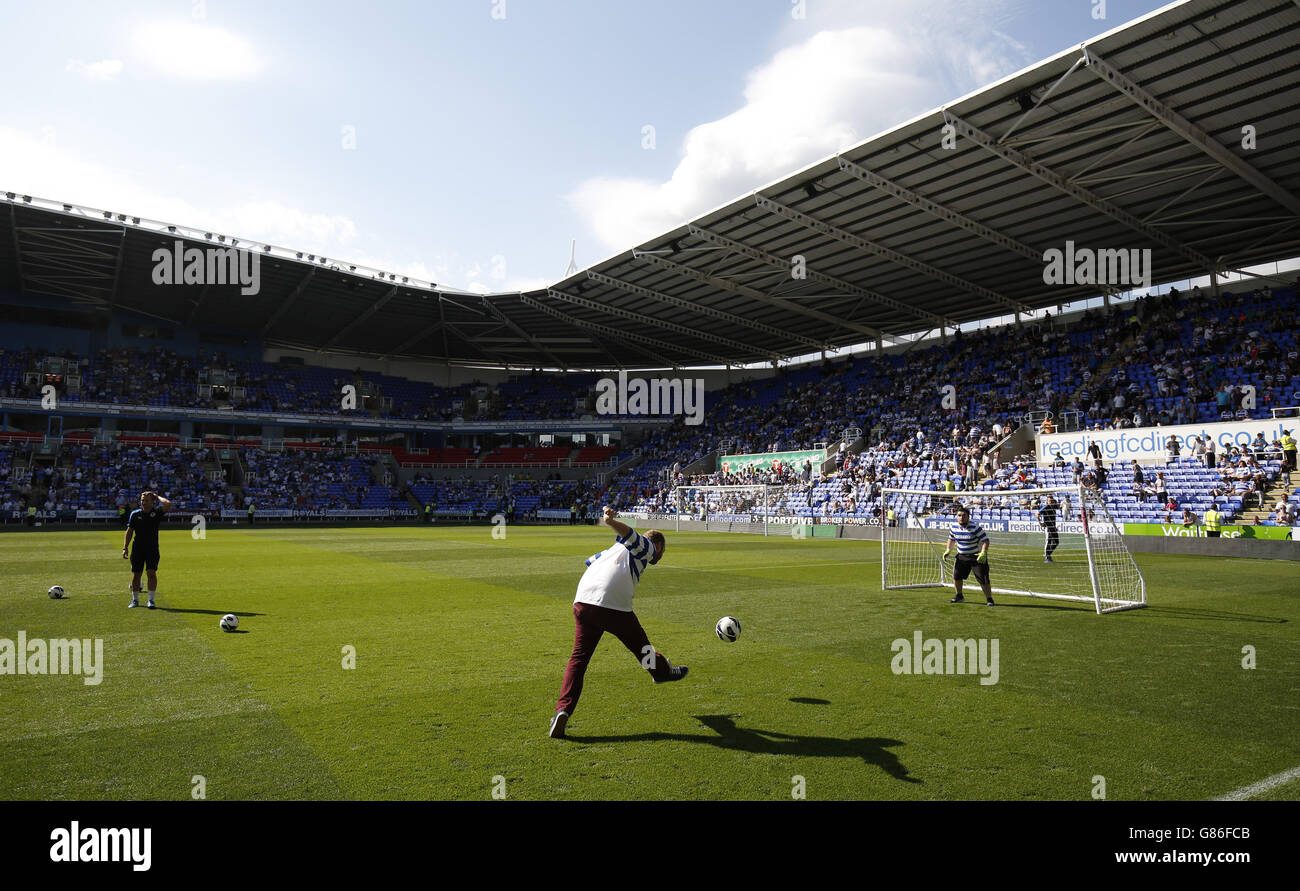 La demi-heure de pénalité de tir pendant le match entre Lecture et MK Dons » Banque D'Images