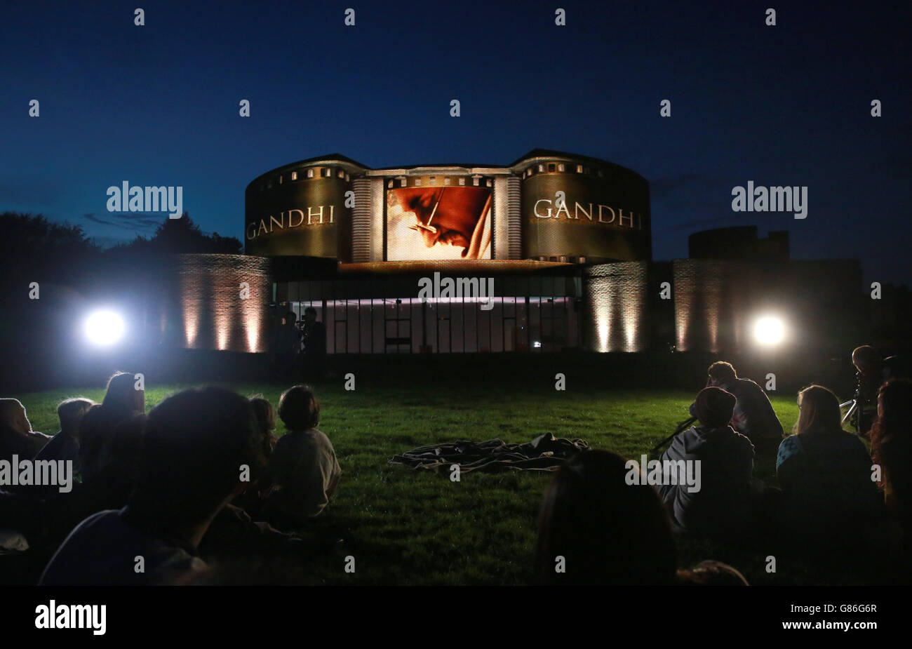 La vie et le travail sont projetés sur fond du Centre Attenborough pour les arts créatifs récemment rénové de l'Université de Sussex à Brighton, pour rendre hommage au regretté acteur et réalisateur, ancien chancelier de l'Université, Et marque l'anniversaire de sa mort le 24 août 2014. Banque D'Images