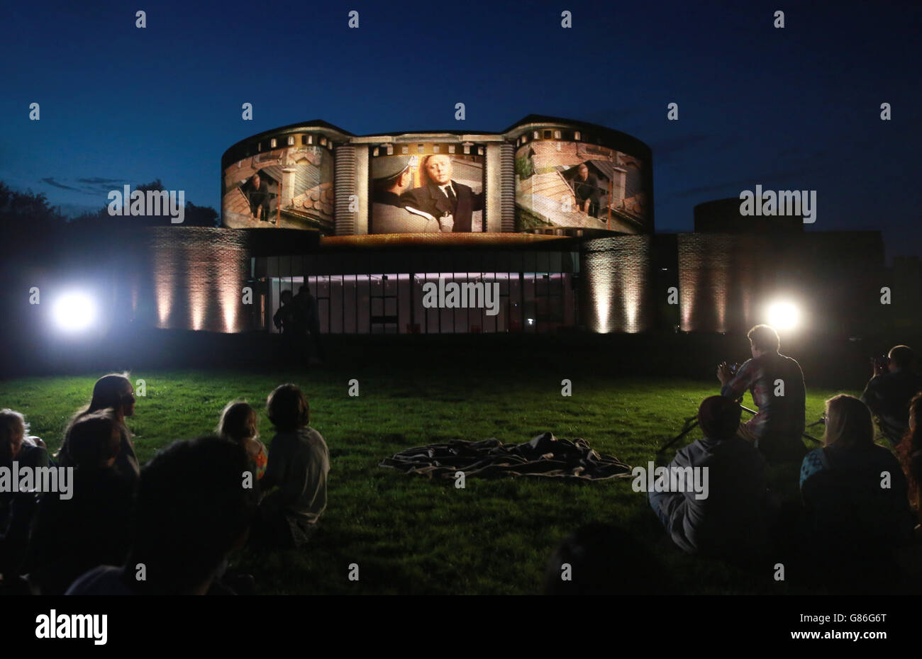 La vie et le travail sont projetés sur fond du Centre Attenborough pour les arts créatifs récemment rénové de l'Université de Sussex à Brighton, pour rendre hommage au regretté acteur et réalisateur, ancien chancelier de l'Université, Et marque l'anniversaire de sa mort le 24 août 2014. Banque D'Images