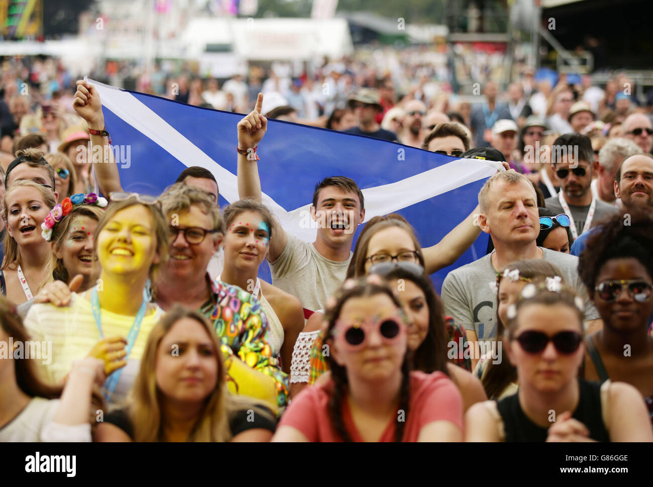 Les fans de musique de la foule avec un grand drapeau Saltire alors que les prolawers se produit sur la scène de Virgin Media, pendant le V Festival à Hylands Park à Chelmsford, Essex. Banque D'Images