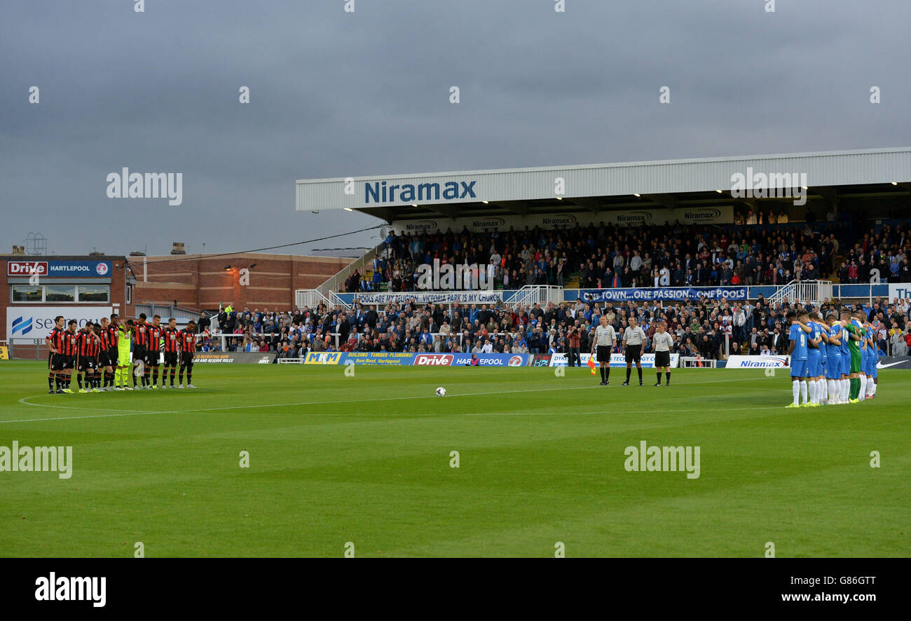 Les joueurs observent un silence de quelques minutes à la mémoire des victimes de l'accident de l'Airshow de Shoreham avant la coupe Capital One, deuxième match rond à Victoria Park, Hartlepool. Banque D'Images