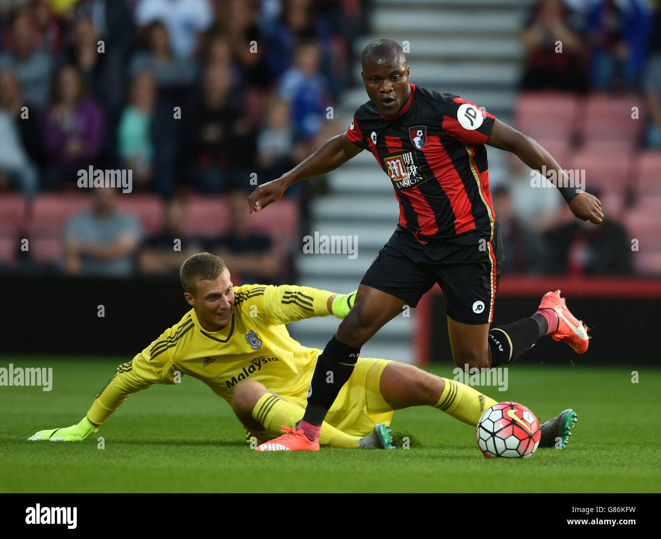 Le Tokelo Rantie de Bournemouth s'éloigne de Simon Moore de Cardiff City pour marquer le premier but lors du match pré-saison amical au stade Vitality, à Bournemouth. Banque D'Images