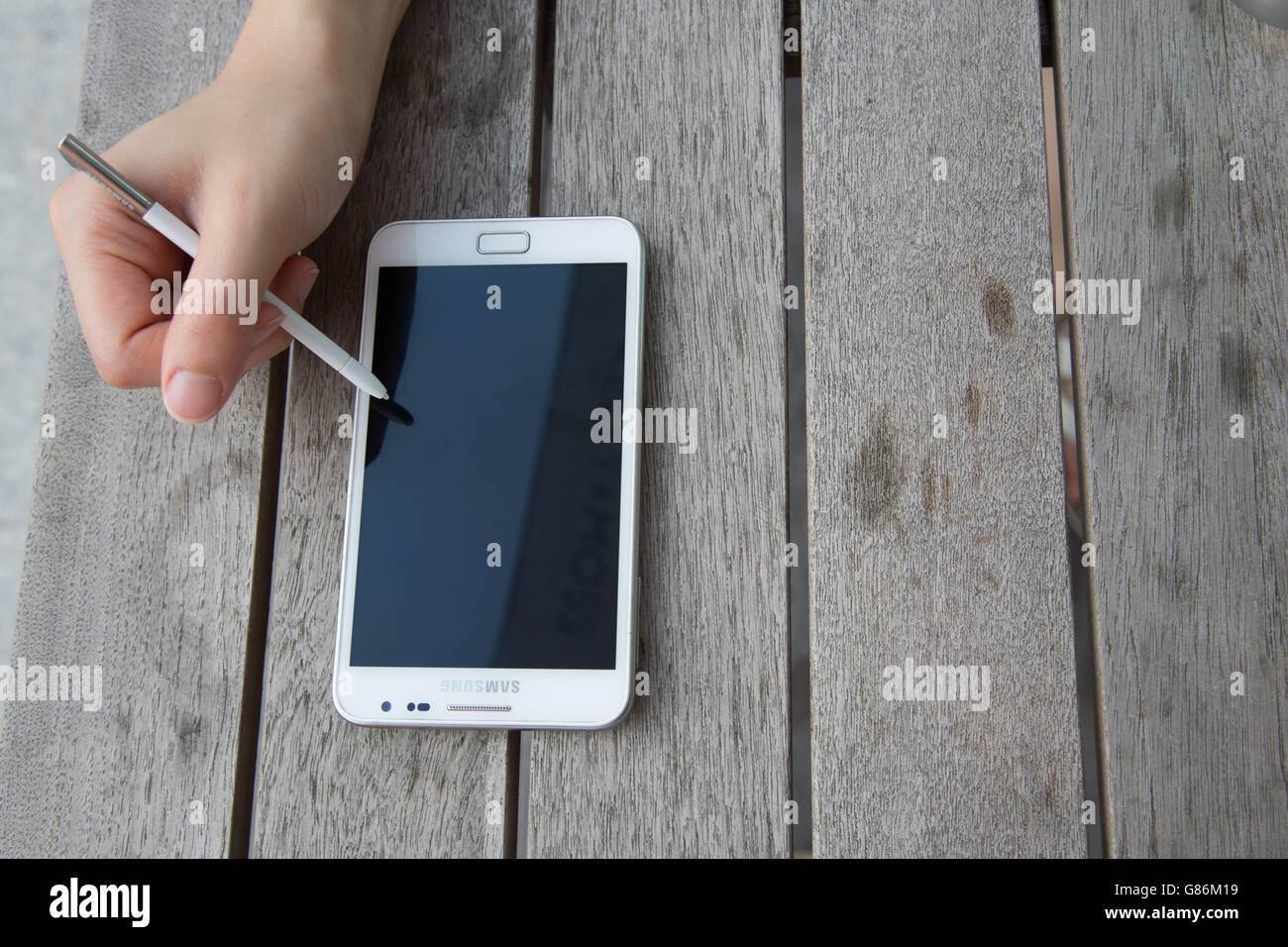 Écrire sur téléphone intelligent avec un stylo Banque D'Images