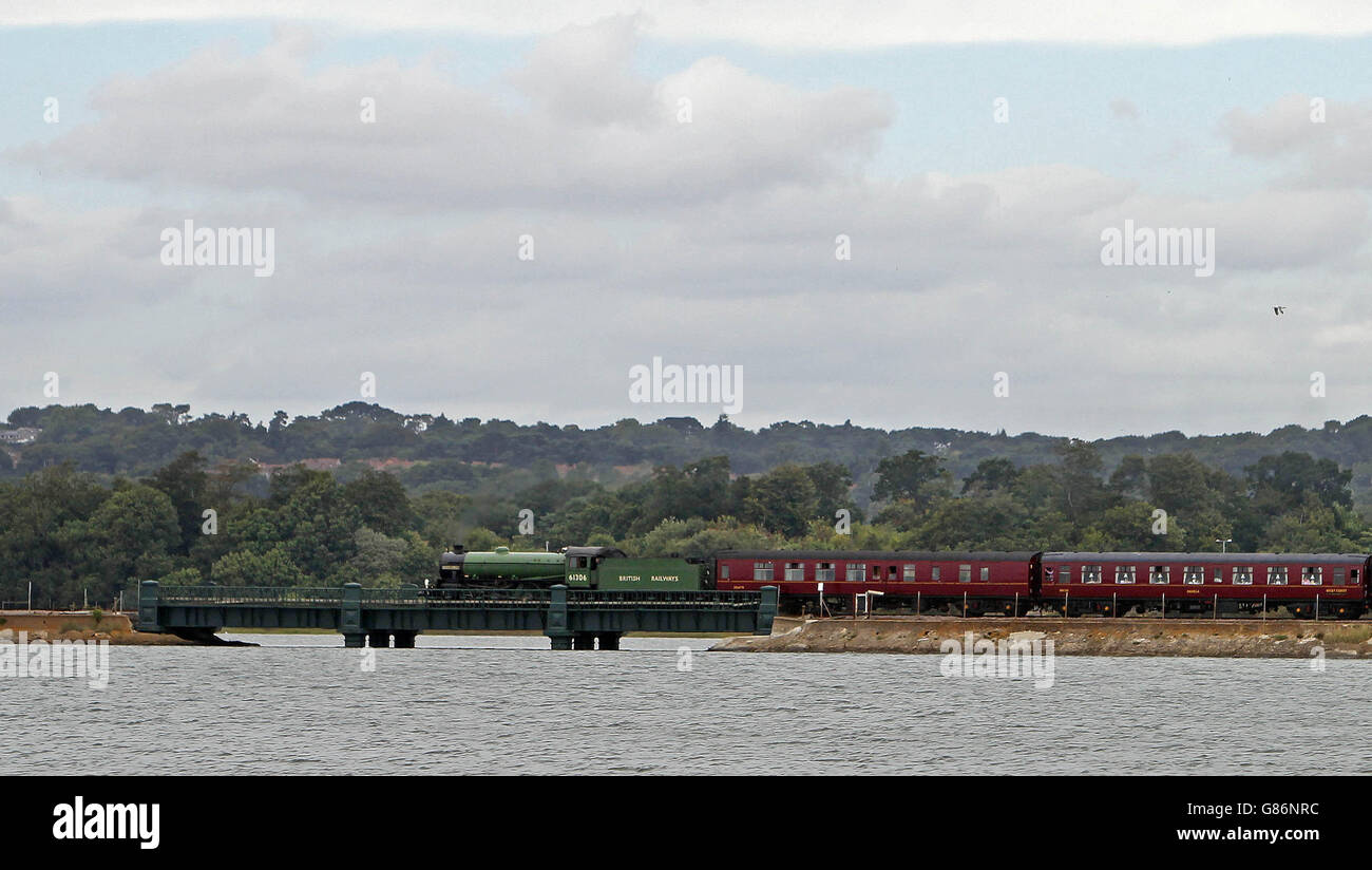 Le train Dorset Express, tiré par le Mayflower, l'une des deux locomotives de classe B1 encore en service, traverse le lac Upton à Holes Bay, près de Poole, Dorset en route vers Weymouth depuis London Victoria. Banque D'Images