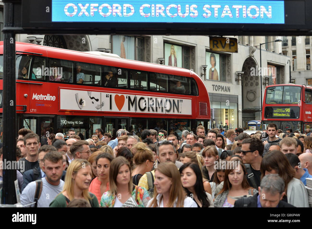 Les gens font la queue à l'entrée de la gare d'Oxford Circus, à Londres, alors que les travailleurs tentent de rentrer chez eux avant qu'une grève des travailleurs du métro ne ferme l'ensemble du système de métro de la capitale. Banque D'Images