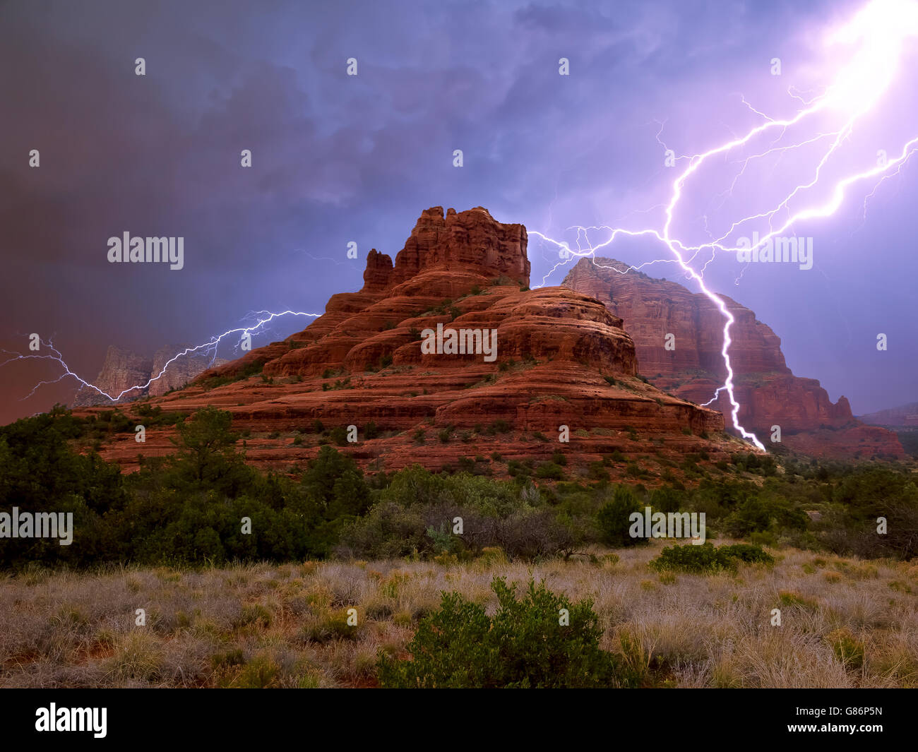 Foudre au-dessus de Bell Rock, Arizona, États-Unis Banque D'Images