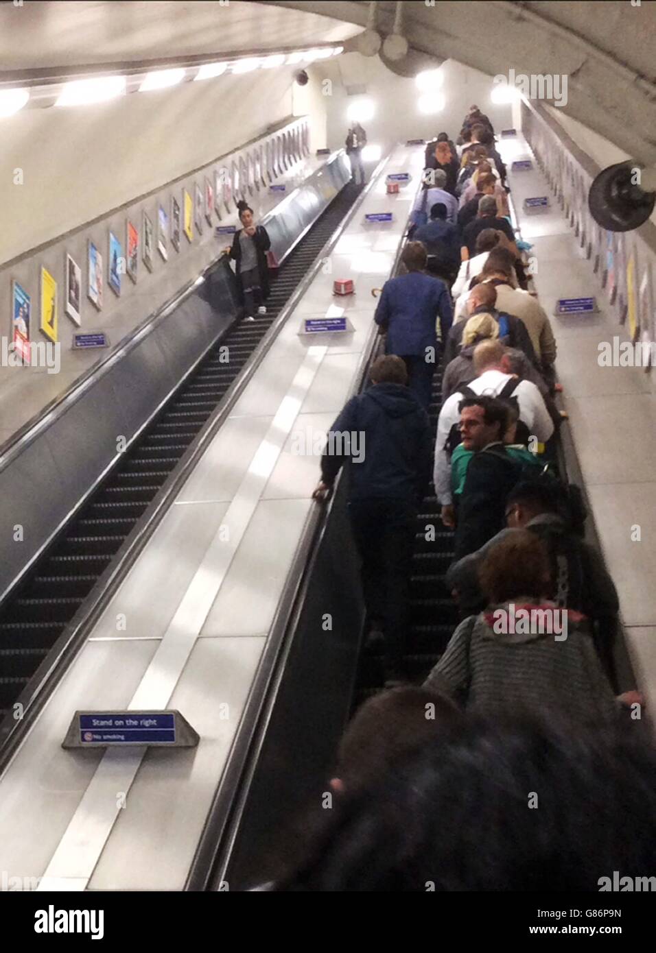 Les personnes qui se trouve sur l'escalator de la gare d'Archway AS, Londres, alors que les travailleurs essaient de rentrer chez eux avant qu'une grève des travailleurs du métro ferme l'ensemble du système de métro de la capitale. Banque D'Images