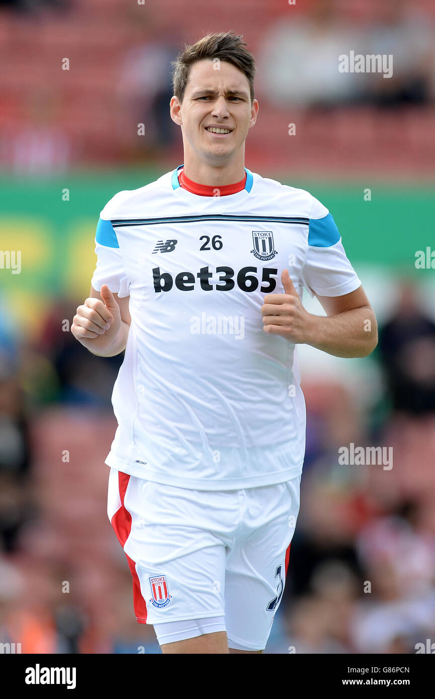 Le Philipp Wollscheid de Stoke City se réchauffe avant le match de la Barclays Premier League au stade Britannia, Stoke-on-Trent. APPUYEZ SUR ASSOCIATION photo. Date de la photo: Dimanche 9 août 2015. Voir PA Story FOOTBALL Stoke. Le crédit photo devrait se lire: Martin Rickett/PA Wire. Aucune utilisation avec des fichiers audio, vidéo, données, listes de présentoirs, logos de clubs/ligue ou services « en direct » non autorisés. Utilisation en ligne limitée à 45 images, pas d'émulation vidéo. Aucune utilisation dans les Paris, les jeux ou les publications de club/ligue/joueur unique. Banque D'Images