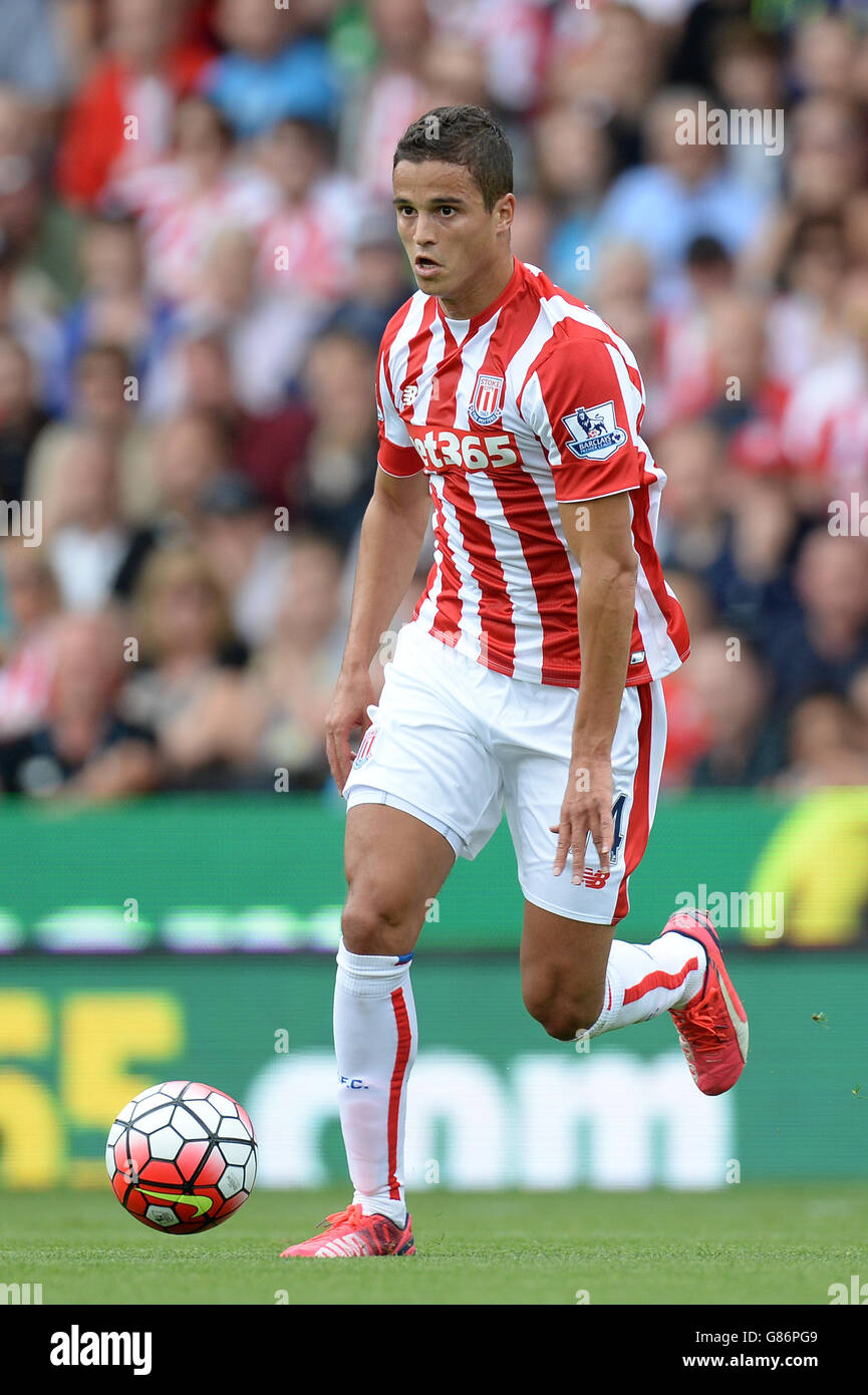 Ibrahim Afellay de la ville de Stoke lors du match de la Barclays Premier League au stade Britannia, Stoke-on-Trent. APPUYEZ SUR ASSOCIATION photo. Date de la photo: Dimanche 9 août 2015. Voir PA Story FOOTBALL Stoke. Le crédit photo devrait se lire: Martin Rickett/PA Wire. . Aucune utilisation avec des fichiers audio, vidéo, données, listes de présentoirs, logos de clubs/ligue ou services « en direct » non autorisés. Utilisation en ligne limitée à 45 images, pas d'émulation vidéo. Aucune utilisation dans les Paris, les jeux ou les publications de club/ligue/joueur unique. Banque D'Images