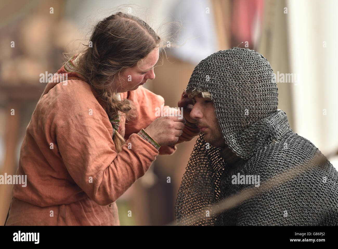 Un réacteur a son armure de courrier en chaîne ajustée avant de jouer la bataille d'Evesham à Abbey Park à Evesham. Banque D'Images